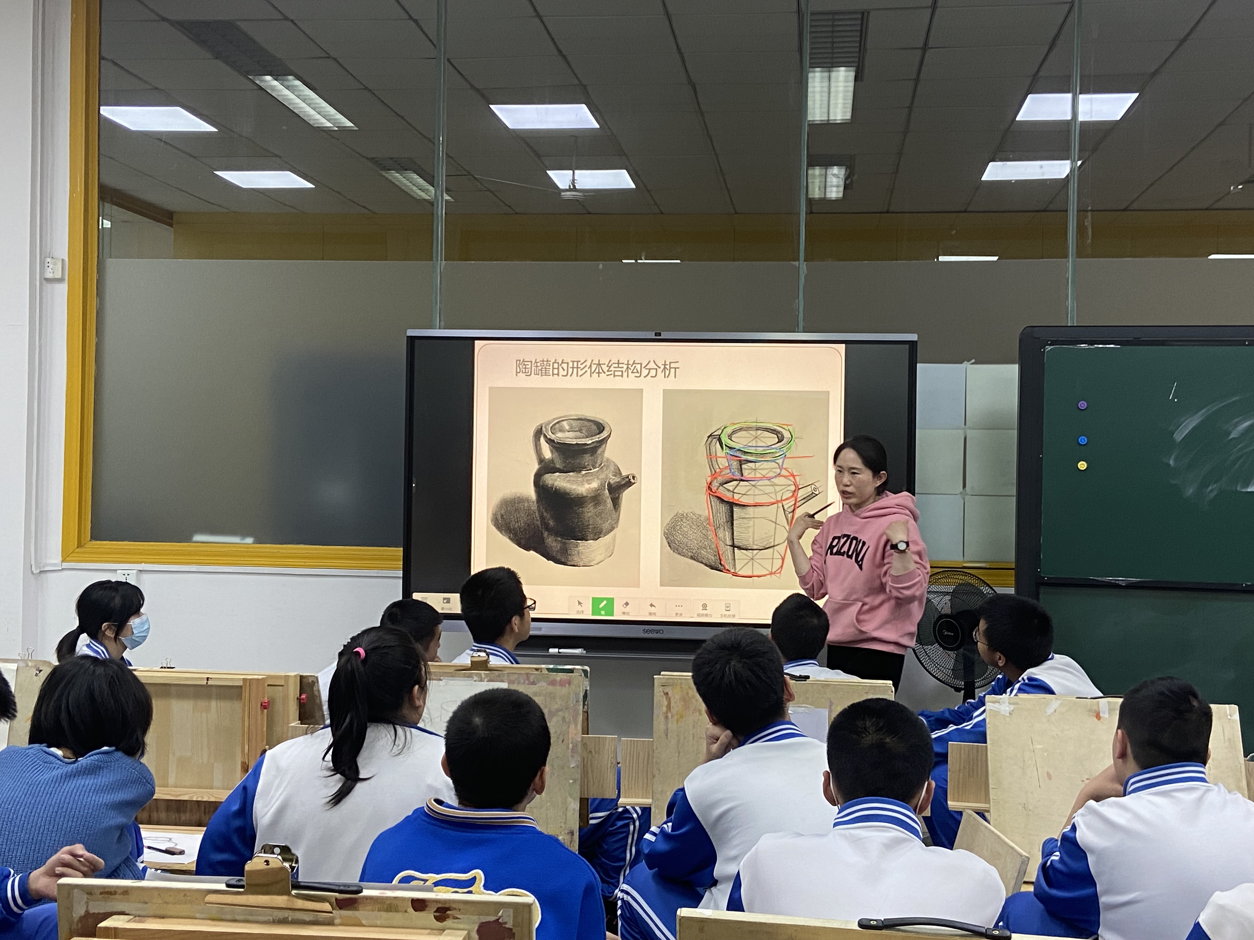 陈晓超老师从陶罐的结构角度进行同课异构的授课.jpg